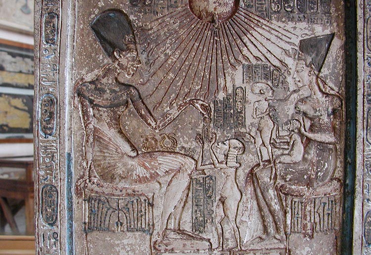 Akhenaton (esquerda), Nefertiti (direita) e suas filhas diante do deus Aten.
