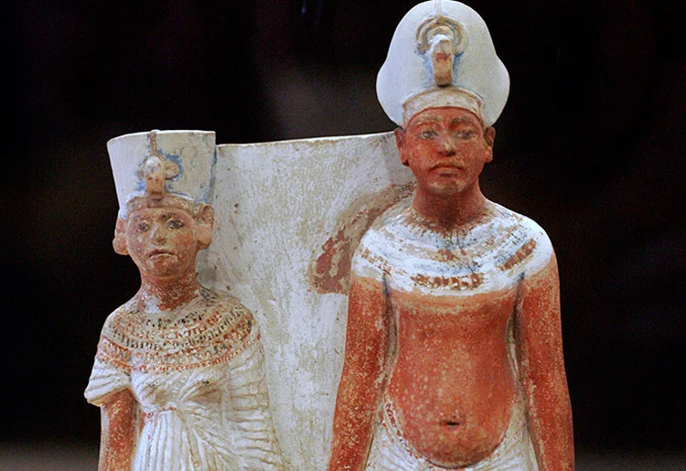 Akhenaton (Amenhotep IV) e Nefertiti. Museu do Louvre, Paris