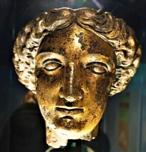 A cabeça da estátua de culto de Sulis Minerva, encontrada logo abaixo dos Banhos Romanos.