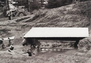 Uma imagem do Túmulo II sendo desenterrada em 1977.