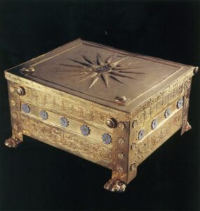 O peito de ossuário de ouro ou ‘larnax’ segurando os ossos masculinos na câmara principal do Túmulo 