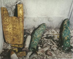 A aljava de arco e seta dourada ou “gorytos” encontrada na vigília do Túmulo II com os ossos femininos, juntamente com torres de bronze douradas.