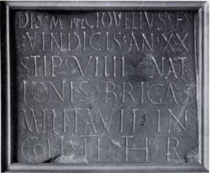 Inscrição funerária para Nectovelius do forte de Mumrills. A inscrição destaca o serviço de Nectovélio com a Segunda Coorte Trácia.