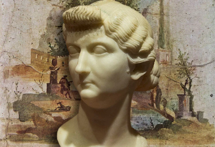 Busto de Livia com uma pintura romana ao fundo