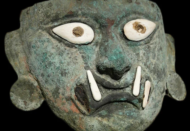 Máscara de bronze e concha Moche representando o herói Ai Apaec