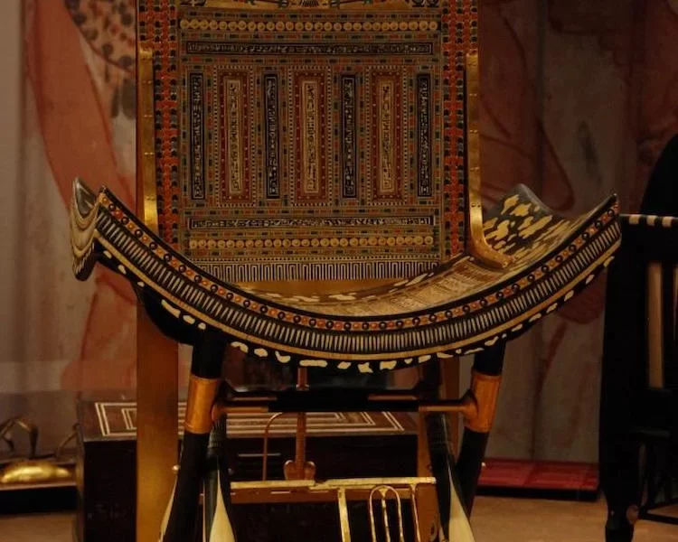 O trono de Tutancâmon foi descoberto por Howard Carter.