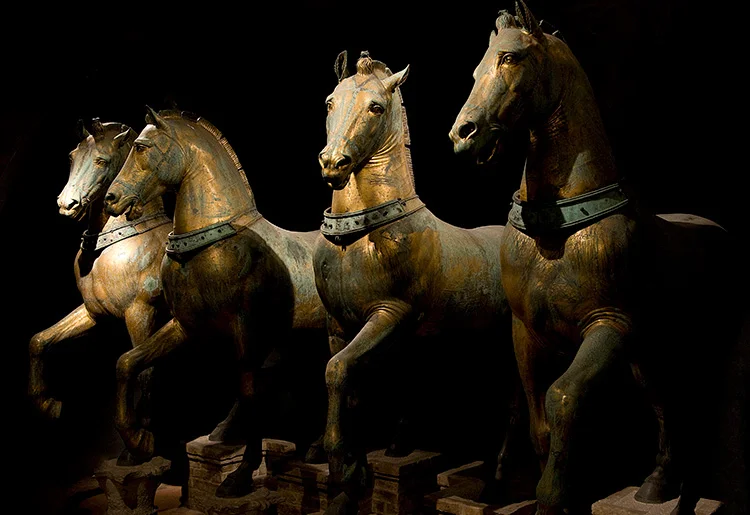 Os quatro cavalos de bronze que estavam no topo das caixas do Hipódromo, hoje em St. Basílica de Marcos em Veneza.