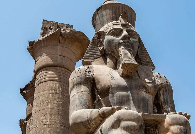 Estátua de granito de Ramsés II, Templo de Luxor