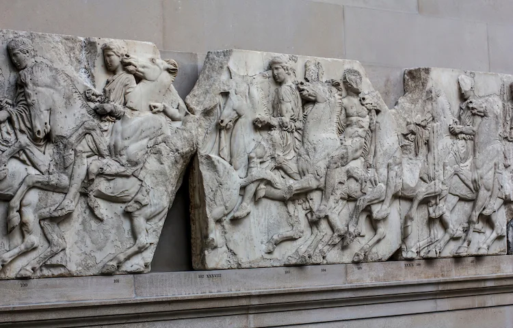 Seção de um friso do Elgin Marbles no Museu Britânico.