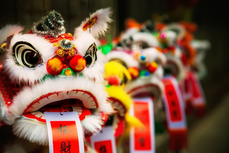 Um leão chinês tradicional que é usado para a famosa dança do leão.