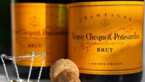 Adicionar "veuve" (que significa "viúva") a uma garrafa de champanhe, como Veuve Clicquot-Ponsardin, trouxe influência